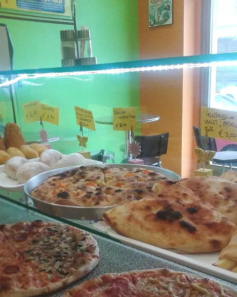 Il banco con le pizze al taglio