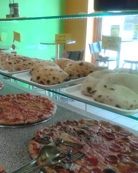 Pizze tonde sul banco del negozio