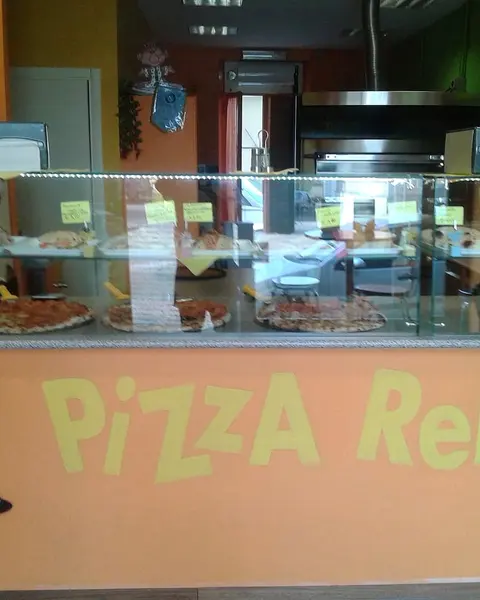 Il bancone arancio con l'insegna Pizza ReAle