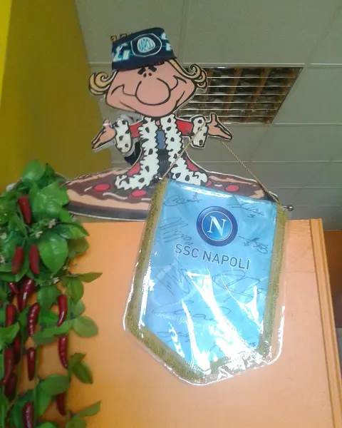La mascotte di Pizza Reale: un re pizzaiolo con la corona