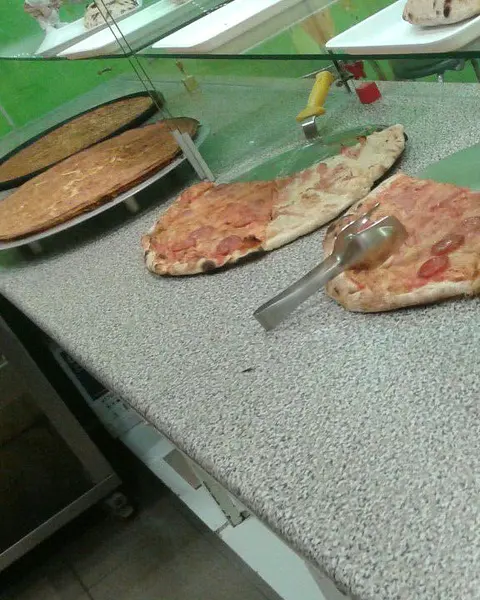 Tranci di pizza al banco