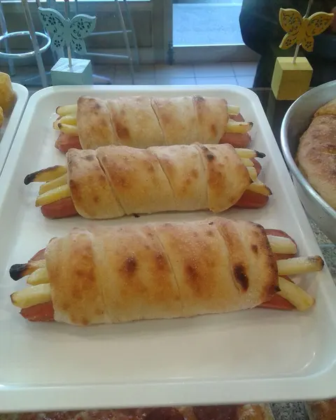 Würstel in pasta esposti al banco